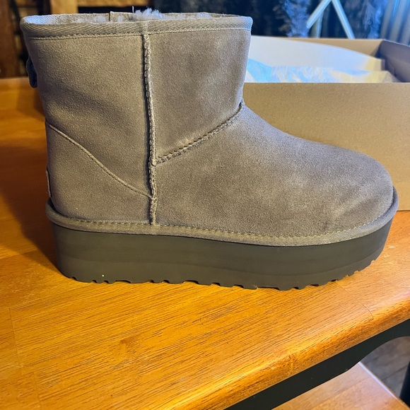 BNWB Ugg Platforms size 10 - Picture 3 of 4